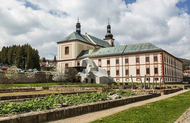 Klášter augustiniánů ve Vrchlabí. Sídlí v něm Muzeum Krkonoš.