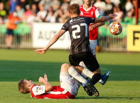 Utkání Fobalové národní ligy mezi FK Pardubice (ve červenobílém) a FC Hradec Králové (v černém) na hřišti pod Vinicí v Pardubicích.