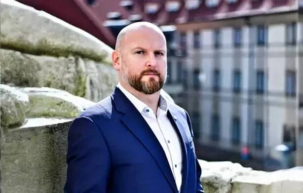 Odměny ředitele magistrátu Prahy vyšší než plat primátora