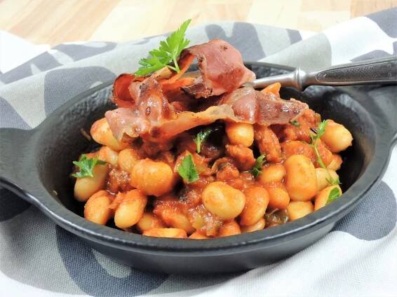 Bílé fazole s kořeněnou tomatovou omáčkou – Snědeno.cz