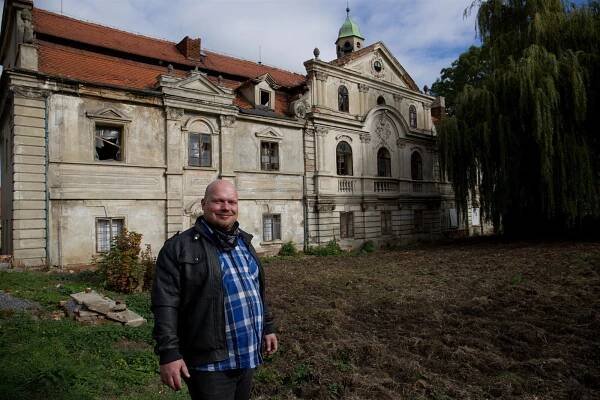 Desítky let chátrající zámek má nového majitele, hned se pustil do oprav