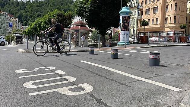 Vjezdu do karlovarského lázeňského území zabraňují sloupky.