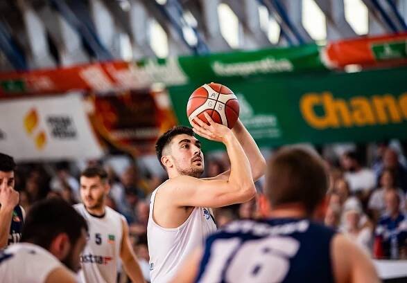 Ostravské basketbalisty dál povede trenér Choleva