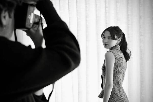 Violet McGraw gets photographed
