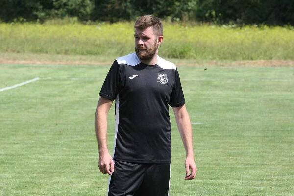 Fotbalisté Nezdenic (tmavě modré dresy) na úvod nové sezony podlehli doma nováčkovi z Havřic 1:2.