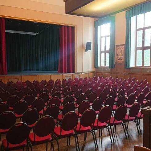 Pódium a uspořádání židlí pro divadelní představení, přednášku nebo konferenci v Besedě v Českých Budějovicích