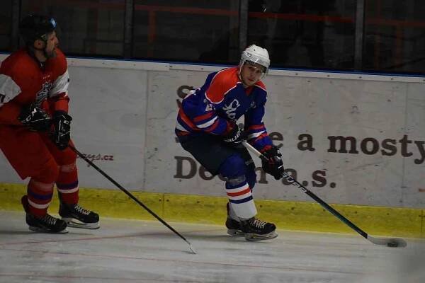 Děčínský zimní stadion hostil hokejovou exhibici v rámci oslav 30 let HC Děčín ve druhé lize.