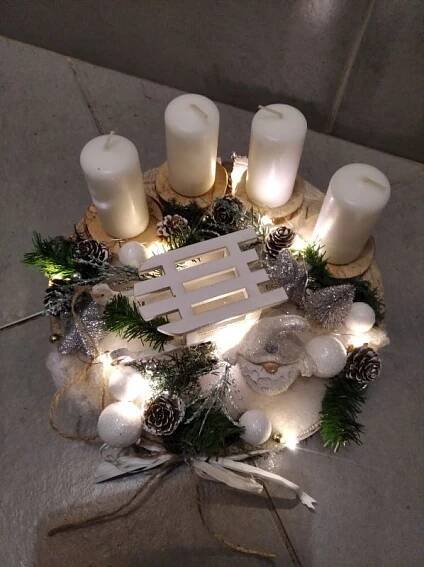 Dekorace - věnce | Adventní svícen na dřevěném koláči 16