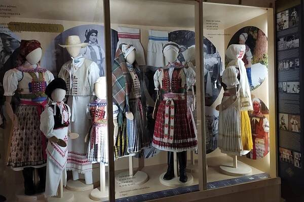 Muzeum Ostrov lidových krojů - Bontour