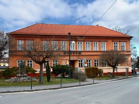 Bývalý zámek, dnes Železářské a slévárenské muzeum a pošta
