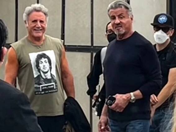 Sylvester Stallone se potkal s mladším bratrem před fitkem. Podobu nezapře, a ještě nosí tílko s Rambem