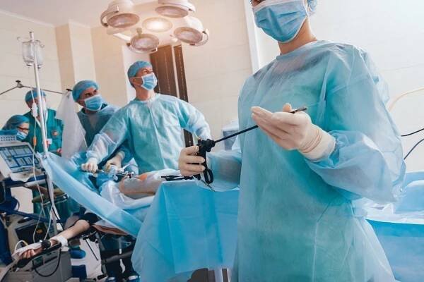 Proces operace gynekologické operaci laparoskopickou technikou. Skupina lékařů v operační místnosti s vybavením chirurgie. Pozadí — Stock obrázek