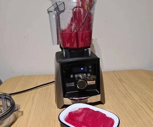 Vitamix A3500 blending soup and purees