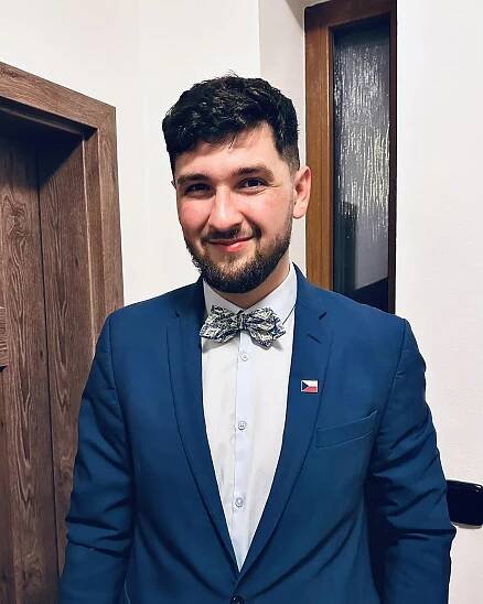Tohle video Rakušan nezveřejnil: Kdo je mladík v obleku, který ho setřel před celou hospodou - Expres.cz