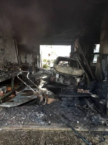 Auto hořelo v dílně na Hradecku, majitel se zranil. Příčina požáru se vyšetřuje