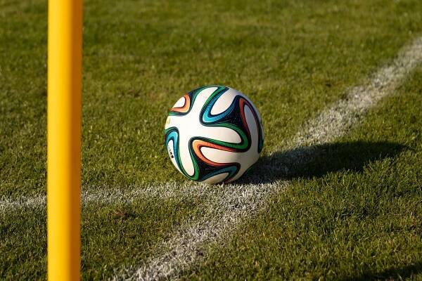 Souboj o život na fotbalovém hřišti. Sportovec zkolaboval na zápase, zachránil ho soupeř