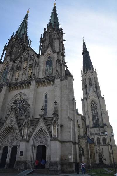 Zaplněný olomoucký dóm oslavil Vzkříšení. Arcibiskup děkoval za pomoc uprchlíkům