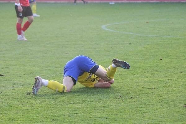 Fotbalisté Hodonína (červené dresy) v dohrávce 7. kola MSFL přehráli doma posílený Zlín B 4:2.