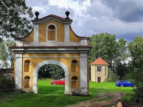 Soubor:Zahrada s branou a kaplí.jpg – Wikipedie
