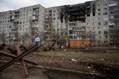 Svědectví ze zničeného Bachmutu: Útočí na nás ruští vězni, mrtvé používají jako štíty