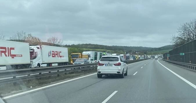 Na dálnici smíte předjíždět zprava. Od této rychlosti je to legální, 97 % řidičů nezná výjimku