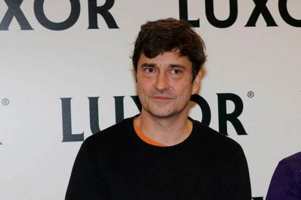 Saša Rašilov bydlí s bratrovou rodinou a maminkou. Krásný trojgenerační dům je ve skandinávském stylu