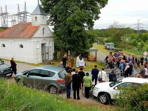 Někdejší život v zaniklé obci Skryje u Dukovan na Třebíčsku si rodáci připomínají každoročně pietou u kapličky. Foto: poskytl Miloš Kudera
