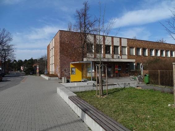 Soubor:Neratovice, Mládežnická 1357, pošta, zastávka Nám. Republiky.jpg – Wikipedie