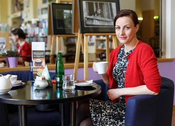 Tereza Vilišová u kávy v Literární kavárně v ostravském knihkupectví Academia.
