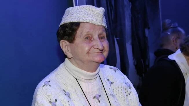 Zemřela drbna z komedie Babovřesky Jarmila Bursová. Troška ji pro film objevil náhodou