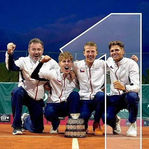 Maxim Mrva (druhý zleva) loni se spoluhráči Janem Kumstátem a Martinem Doskočilem ovládli juniorský Davis Cup. Vlevo nehrající kapitán Josef Čihák