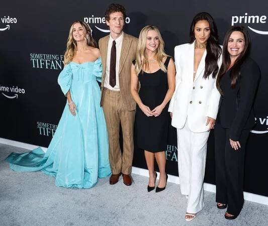 Zoey Deutch, Daryl Wein, Reese Witherspoon, Shay Mitchell a Lauren Levy Neustadter přijíždějí do Los Angeles Premiere Of Amazon Prime Video 's' Something From Tiffany 's', které se konalo 29. listopadu 2022 v Century City, LA, CA — Stock obrázek