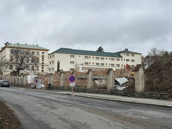 Bývalá vojenská nemocnice v Klatovech už je minulostí, bagry ji srovnaly se zemí