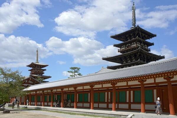 Soubor:Yakushiji Nara06s3s4440.jpg – Wikipedie