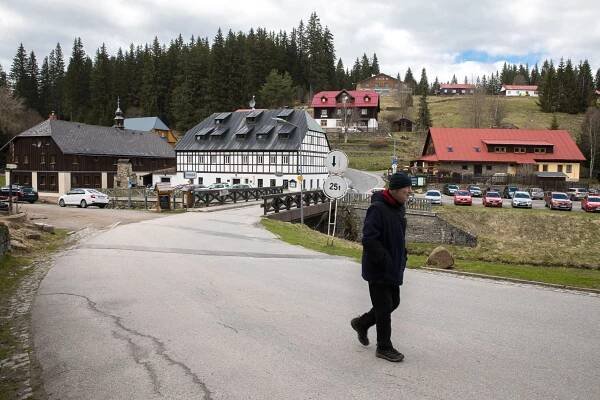 "Pořád se na nás někdo dívá." Šumavu místo pohraničníků křižují davy turistů