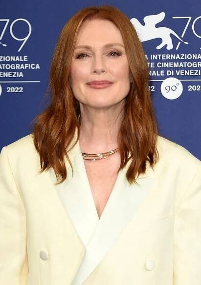 Julianne Moore glams up with Cartier jewelry, soft pink makeup, and wavy hairstyle