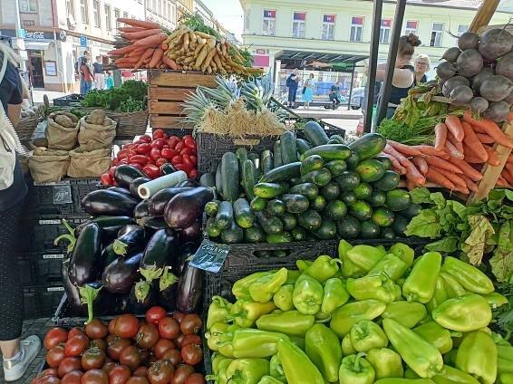 Sezónní hity farmářských trhů: Jahody, rajčata a brambory. Jaký je výběr a ceny?
