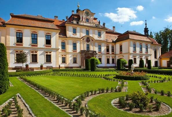 Zámek Jemniště není jen soukromé sídlo Sternbergů, nabízí svatby, apartmány, park i obchod s módou - JenProCestovatele