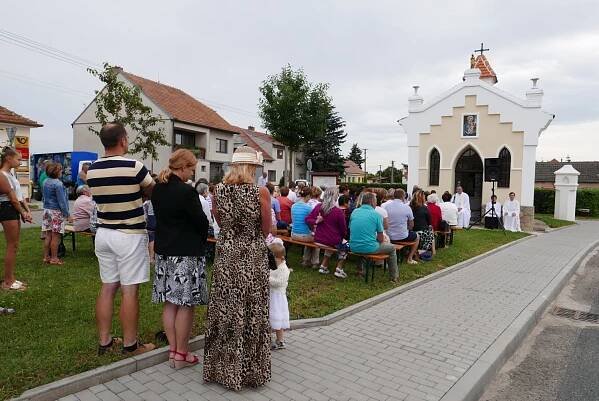 Sváteční mše před kaplí sv. Anny | Obec Vrbice