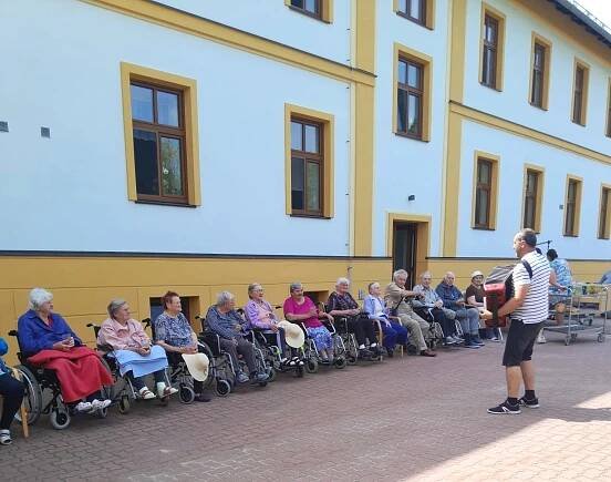 Zpívání s harmonikou s Rosťou, Hankou a Janičkou, červen 2023 | Charitní domov Moravec