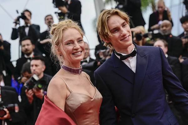 Uma Thurman and Levon Hawke at an event for Jeanne du Barry - Králova milenka (2023)