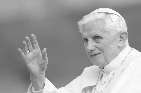 Zemřel bývalý papež Benedikt XVI. Den před smrtí ještě sloužil mši