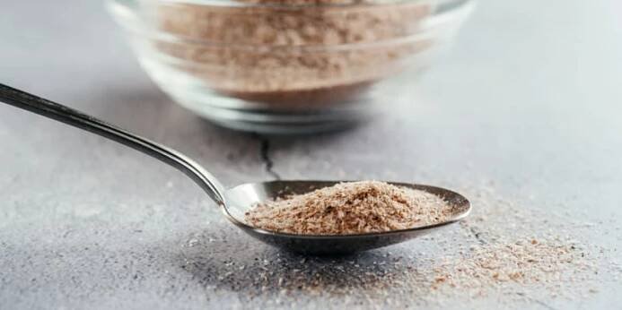 Psyllium je vláknina z jitrocele indického.