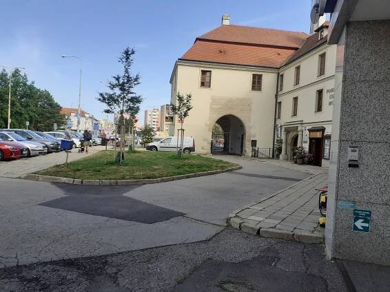 Náměstí Svobody ve Znojmě. Přibude kašna i stromy, parkovacích míst bude míň