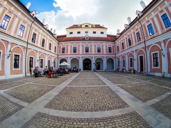 Chlouba Jirkova prokoukne, Červený Hrádek získá novou fasádu. Barva bude okrová