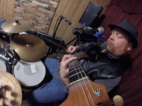 Scott Hall one man band - Contact