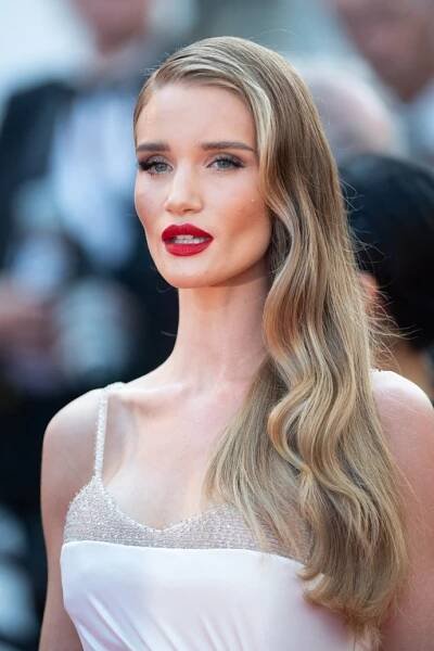 Rosie Huntington-Whiteley se svým studeným odstínem hnědé a jemným blond prosvětlením pro přirozený bronde efekt. 