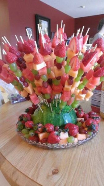 I made that! I used 50 skewers and 2 small watermelons (I cut up 3 halves and used one for t… | Ricette per buffet compleanno, Ricette per feste, Ricette per buffet