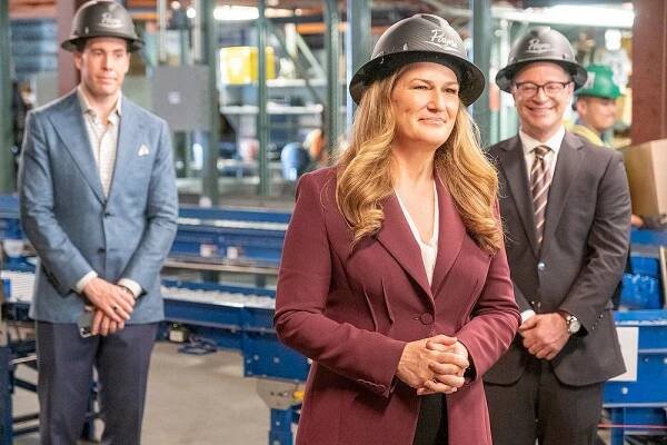 AMERICAN AUTO -- "Millbank, IA" Episode 105 -- Pictured: (l-r) Jon Barinholtz as Wesley, Ana Gasteyer as Katherine