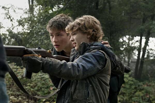 Falling Skies - Worlds Apart - Z filmu - Connor Jessup, Maxim Knight
